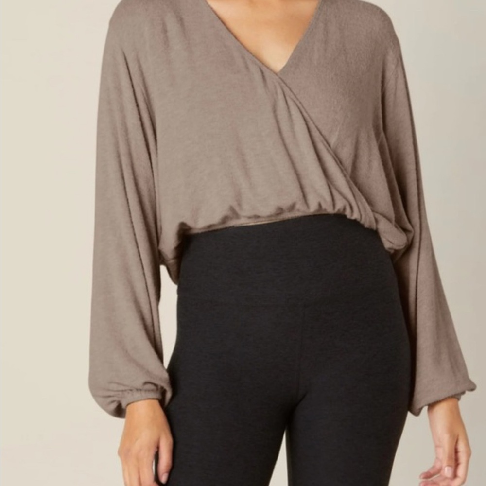Beyond Yoga Wrapped Up Pullover with Cross Front! Super soft!

Batwing sleeve